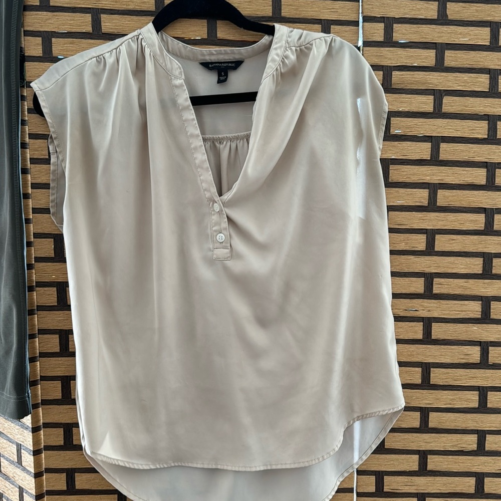 Simple Beige Banana Republic Work Blouse Flowy Attractive Corporate Office